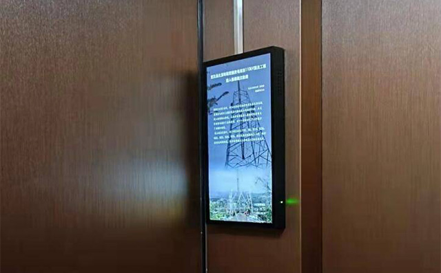 壁挂广告机需要将壁挂支架安装在墙上，再装广告机